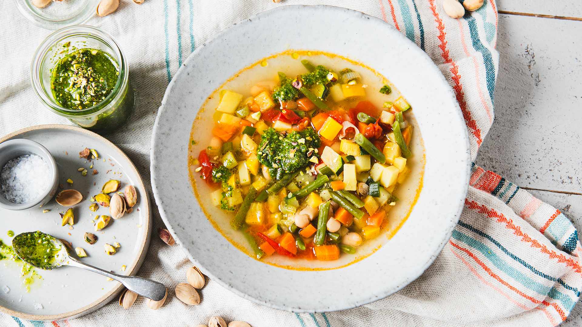 Gemüse Bohnen Suppe mit Pistazien-Pistou