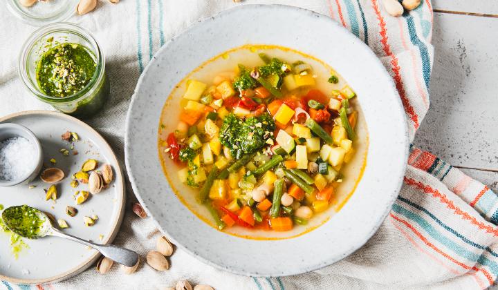 Gemüse Bohnen Suppe mit Pistazien-Pistou