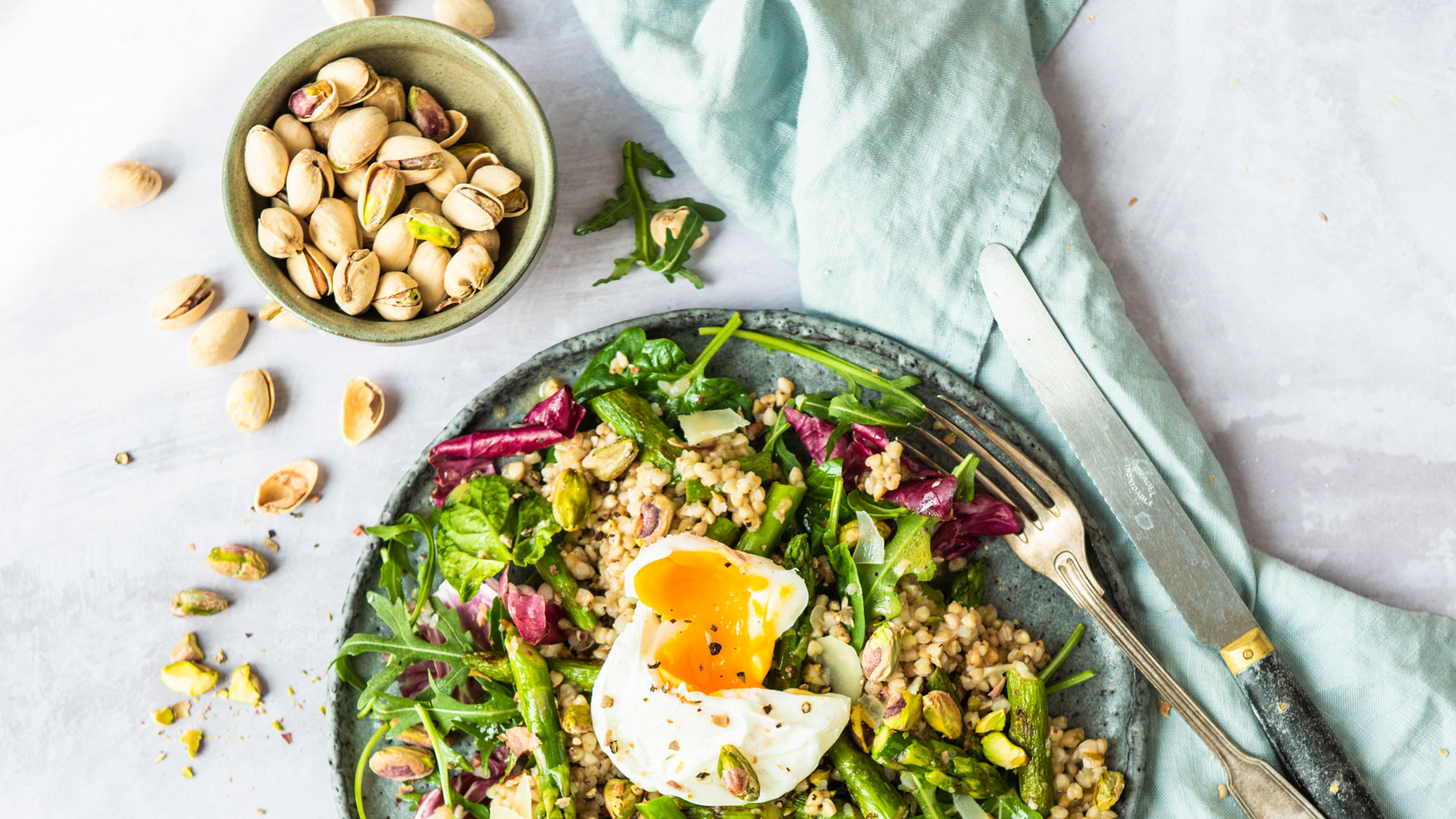 Spargel-Buchweizen Salat mit gerösteten Pistazien und pochiertem Ei