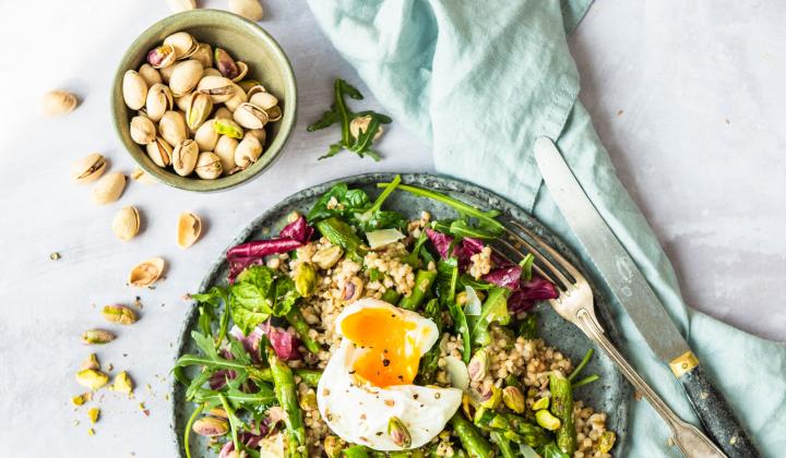 Spargel-Buchweizen Salat mit gerösteten Pistazien und pochiertem Ei