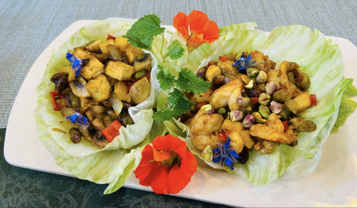 Salat-Wraps mit Curry-Garnelen und amerikanischen Pistazien